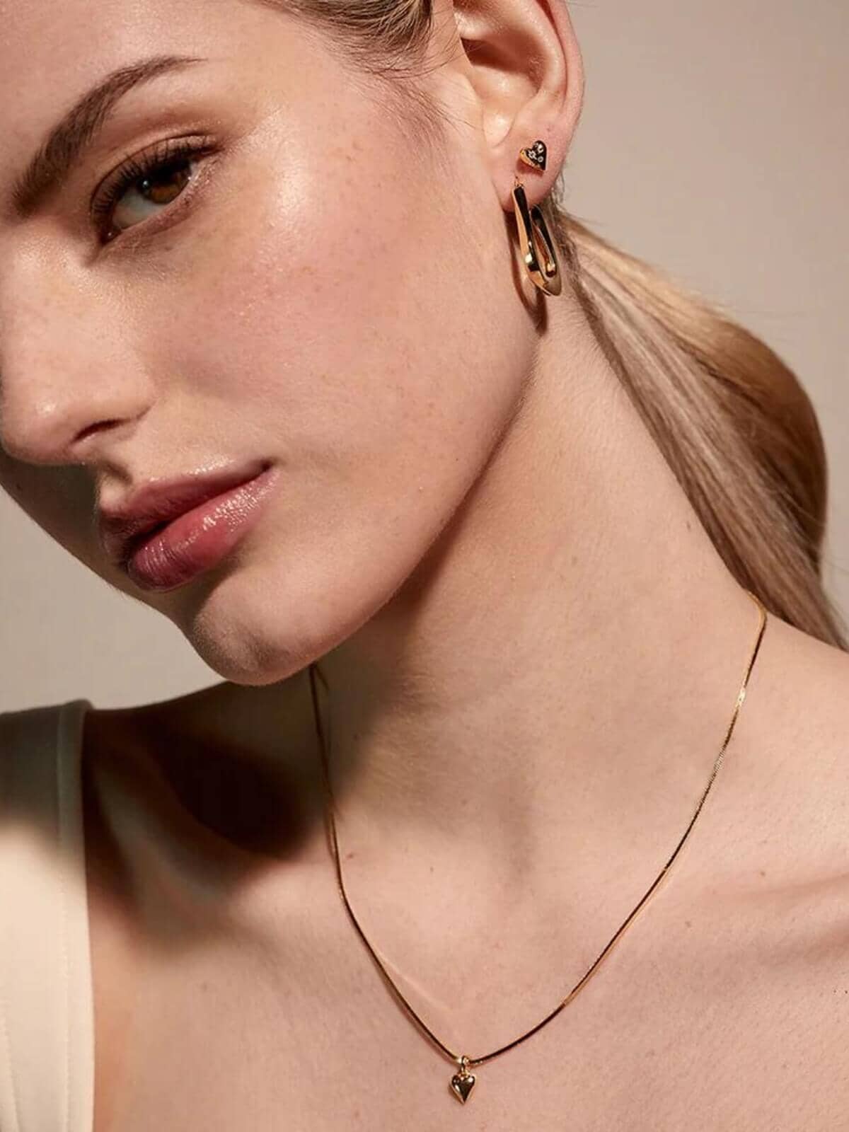 Jolie & Deen | Daphne Heart Studs - Gold | Perlu