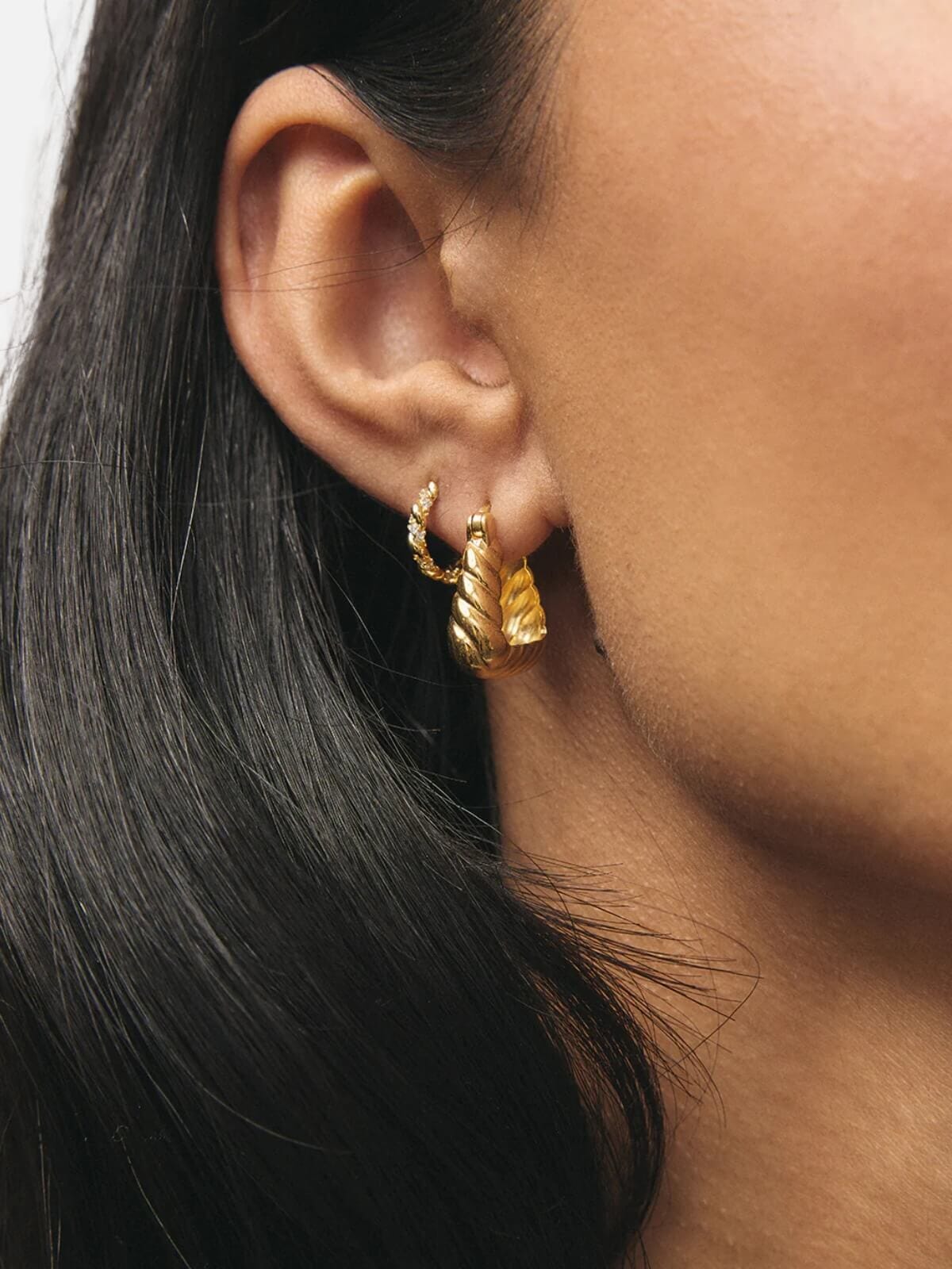 Jolie & Deen | Yuji Hoops - Gold | Perlu