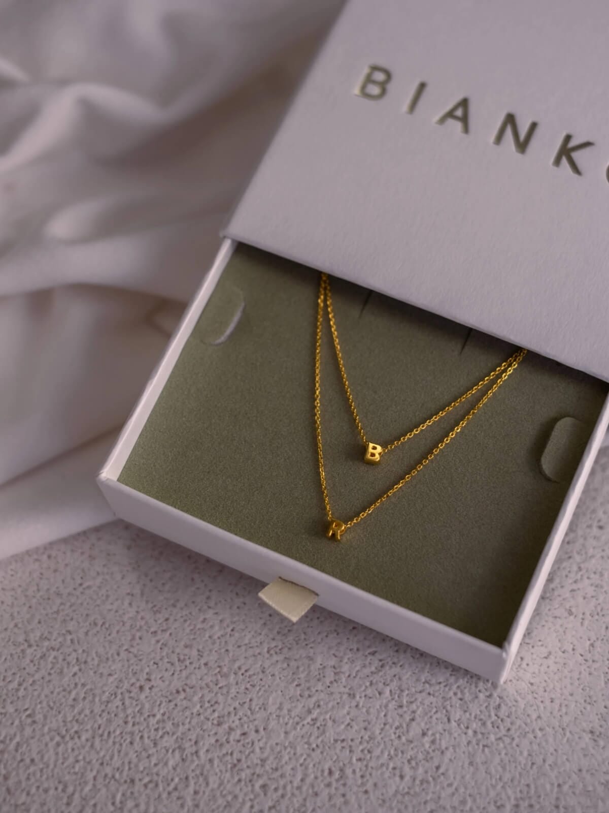 Bianko | Initial Pendant Necklace - E - Gold | Perlu